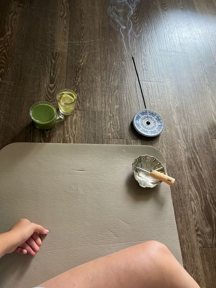 Matcha, Räucherstäbchen, Yogamatte